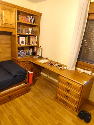Habitación juvenil madera castaño maciza.