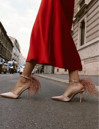 Zapatos de tacón rosa con plumas