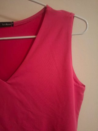 Camiseta sin mangas rosa V-neck