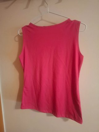 Camiseta sin mangas rosa V-neck