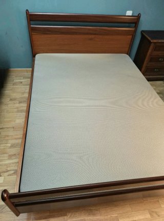 URGE - Cama de madera con base tapizada