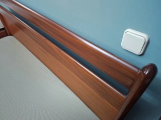 URGE - Cama de madera con base tapizada