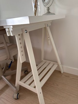Escritorio elevable blanco con cajonera
