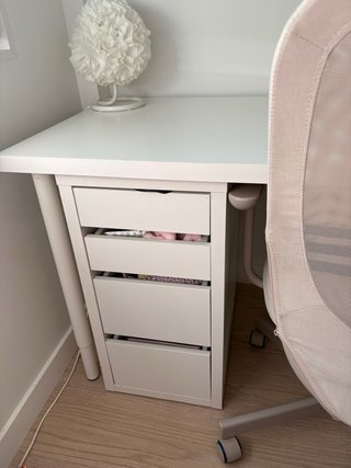 Escritorio elevable blanco con cajonera