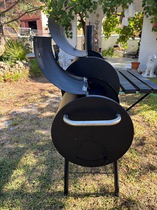 Barbacoa de exterior negra con ruedas