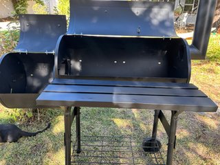 Barbacoa de exterior negra con ruedas