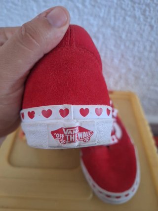 Zapatillas Vans Rojas con Corazones