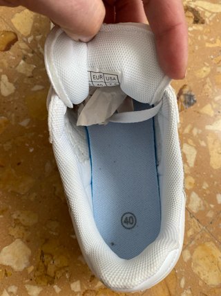 Zapatillas  plateadas y blancas