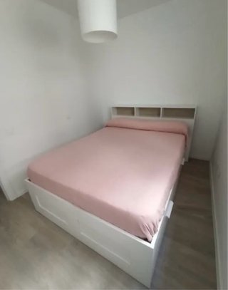 Cama con cabecero de madera