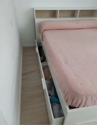 Cama con cabecero de madera