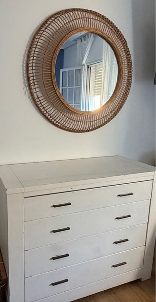 Cómoda funcional de madera blanca