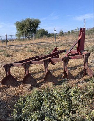 Arado de vertedera y cultivador