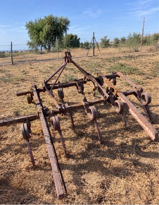 Arado de vertedera y cultivador