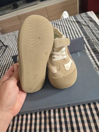 Zapatillas talla 28,  tipo Victoria beige y marrón