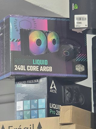 Líquida pc Arctic y Cooler Master con montaje ymas