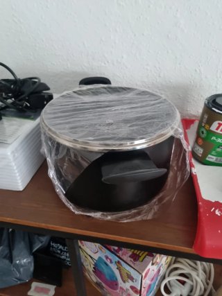Olla grande de metal y plástico