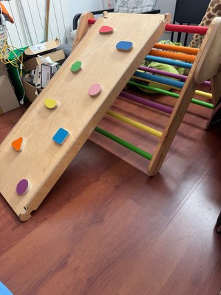 Triángulo de madera pikler para trepar