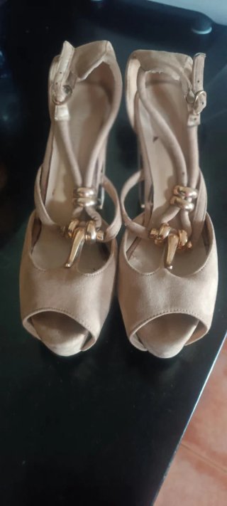 Zapatos de tacón beige talla 39
