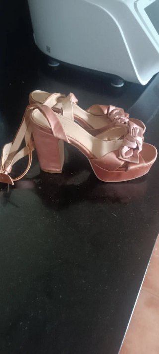 Zapatos de tacón beige talla 39