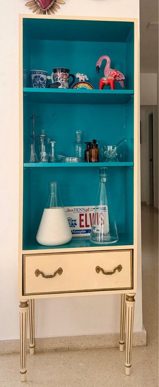 Mueble retro restaurado beige y turquesa