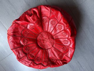 Puf artesanal marroquí de cuero rojo