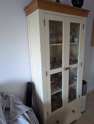 Armario beige dañado