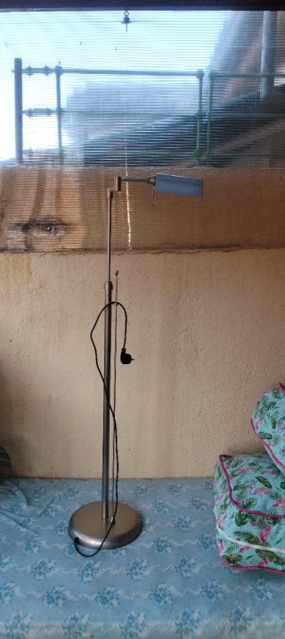 Lámpara de pie moderna ajustable