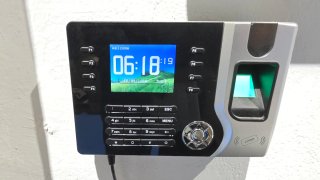 Reloj de fichar biométrico para empleados de empre