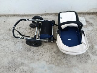 Carro de bebé Bugaboo azul y blanco