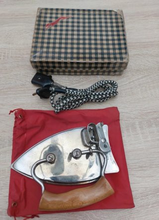 Plancha antigua con caja y funda