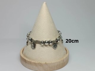 Pulsera plata con dijes y abalorios