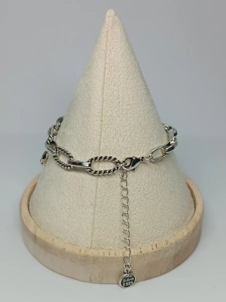 Pulsera plata con dijes y abalorios