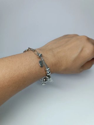 Pulsera plata con dijes y abalorios