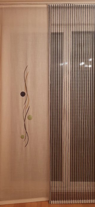 Cortinas beige y marrón con diseño