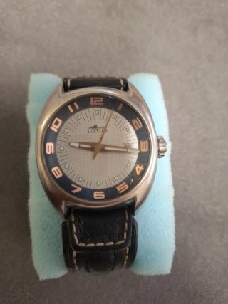 Reloj Lotus Negro y Plateado