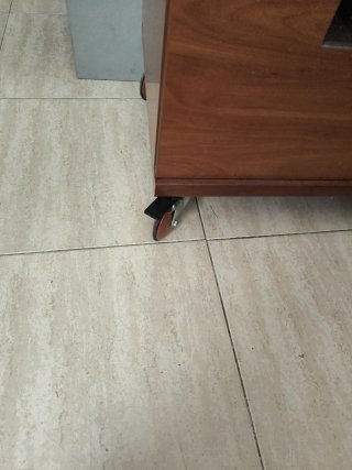 Mesa TV madera con ruedas