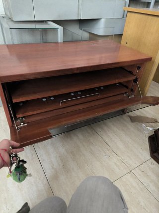 Mesa TV madera con ruedas