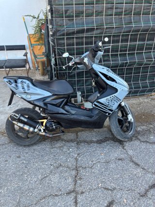 Yamaha Aerox Scooter Negra y Plateada