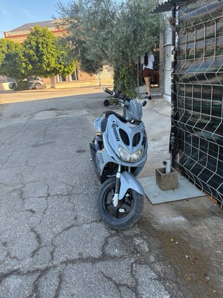 Yamaha Aerox Scooter Negra y Plateada