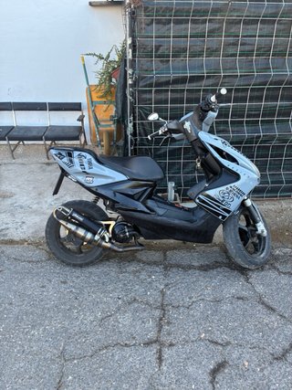 Yamaha Aerox Scooter Negra y Plateada