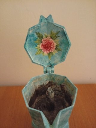 Caffettiera decorata con fiori