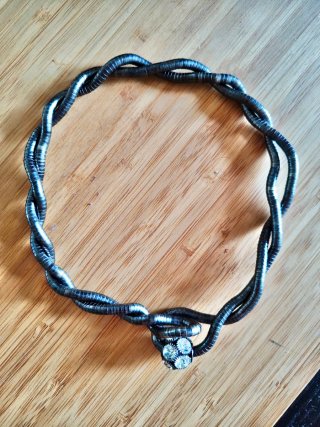 Collana flessibile e rimodellabile con strass