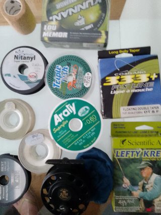 Carrete y líneas de pesca con mosca