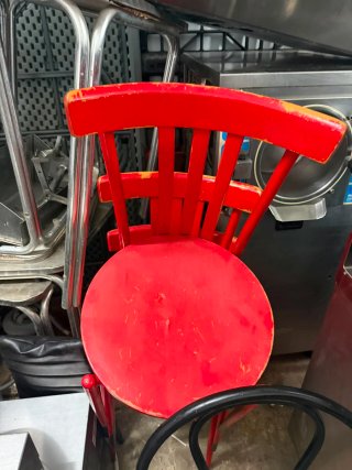 Sillas rojas de madera