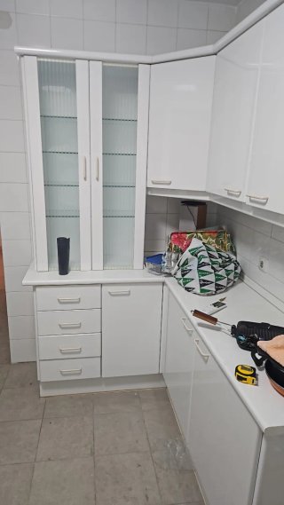 Muebles de cocina blancos y zapatero