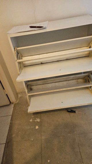 Muebles de cocina blancos y zapatero