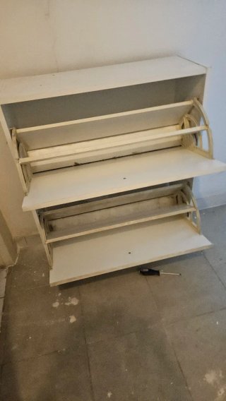 Muebles de cocina blancos y zapatero