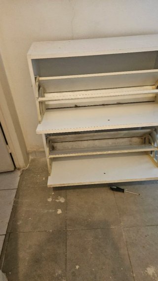 Muebles de cocina blancos y zapatero