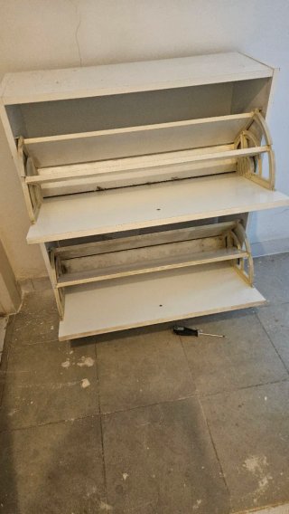 Muebles de cocina blancos y zapatero