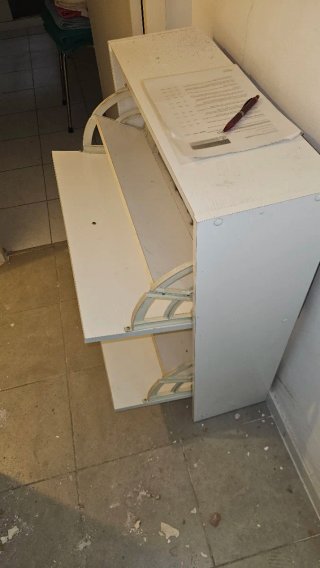 Muebles de cocina blancos y zapatero
